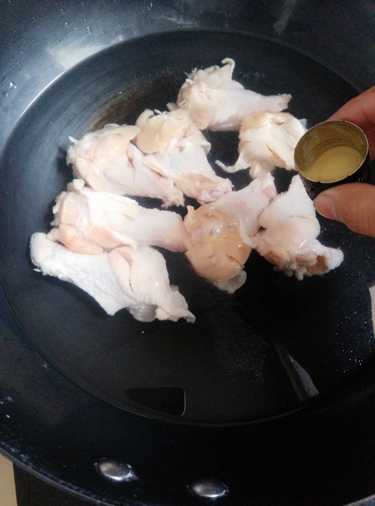 胡萝卜香菇烧鸡翅根步骤3