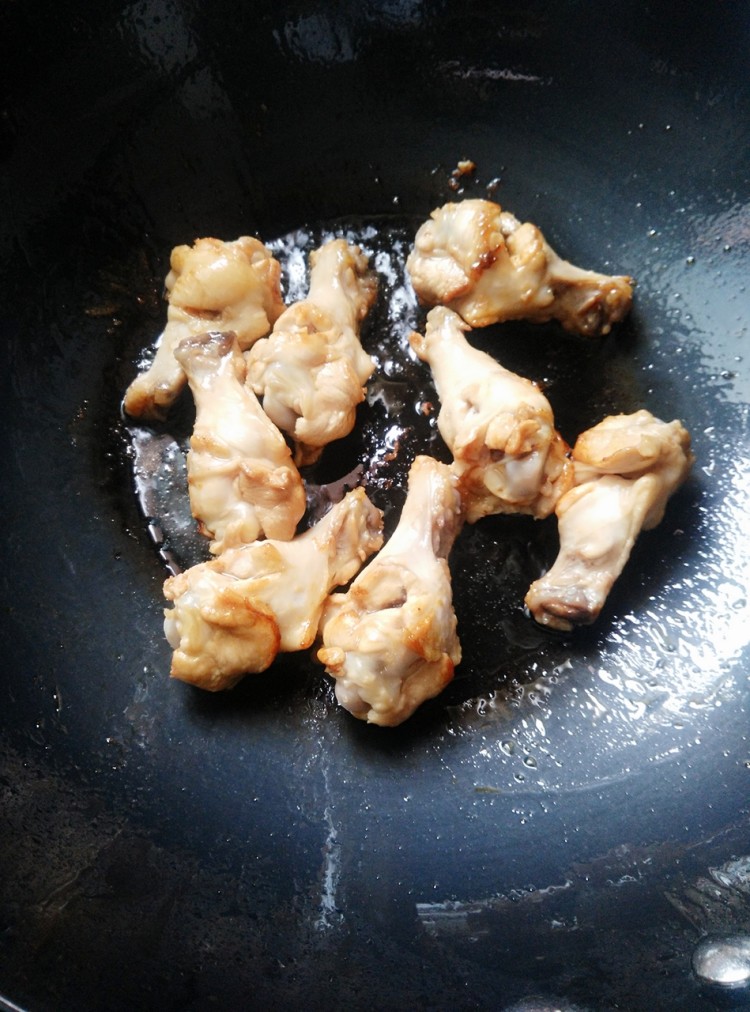 胡萝卜香菇烧鸡翅根步骤5