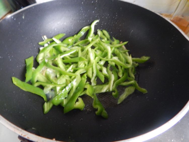 青椒炒鸡排步骤4