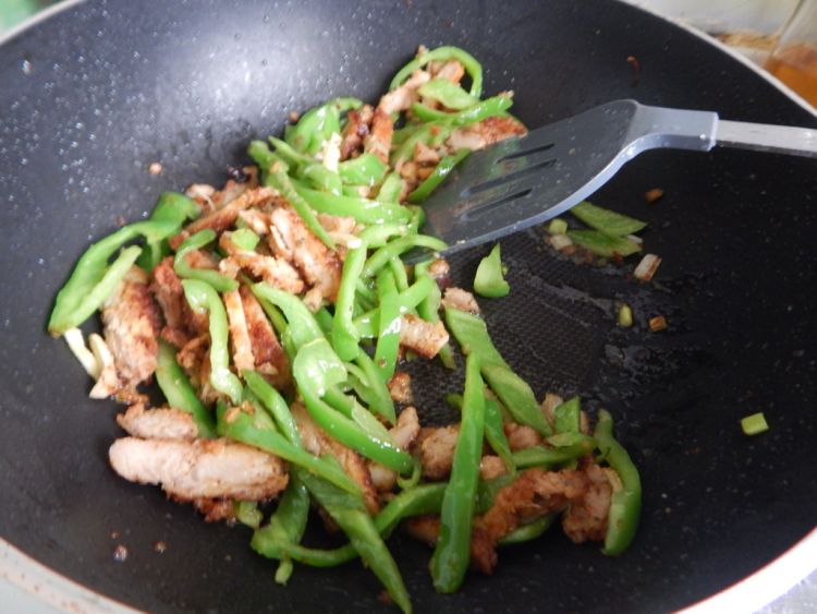 青椒炒鸡排步骤7