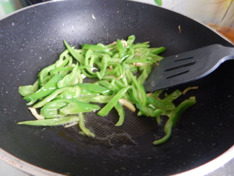 青椒炒鸡排步骤5