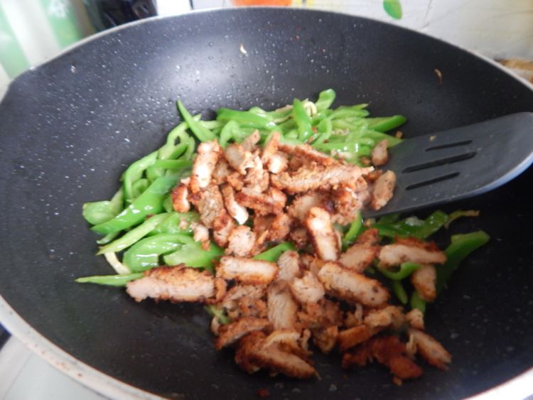 青椒炒鸡排步骤6