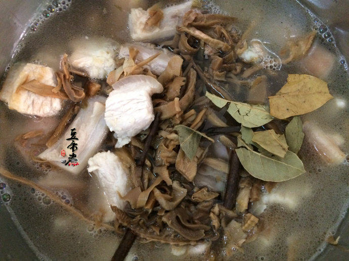 农家笋干烧肉步骤5