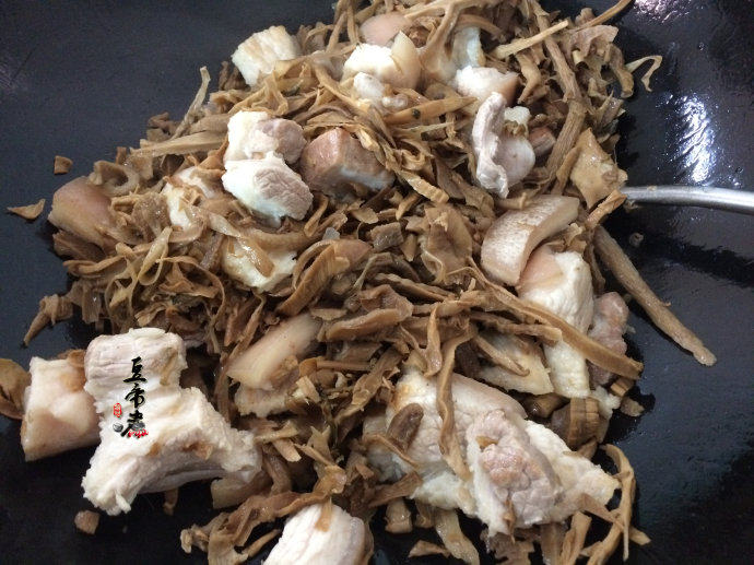 农家笋干烧肉步骤4