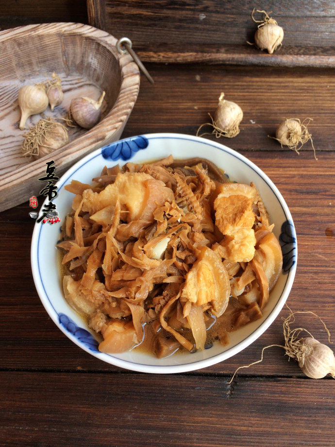 农家笋干烧肉步骤7