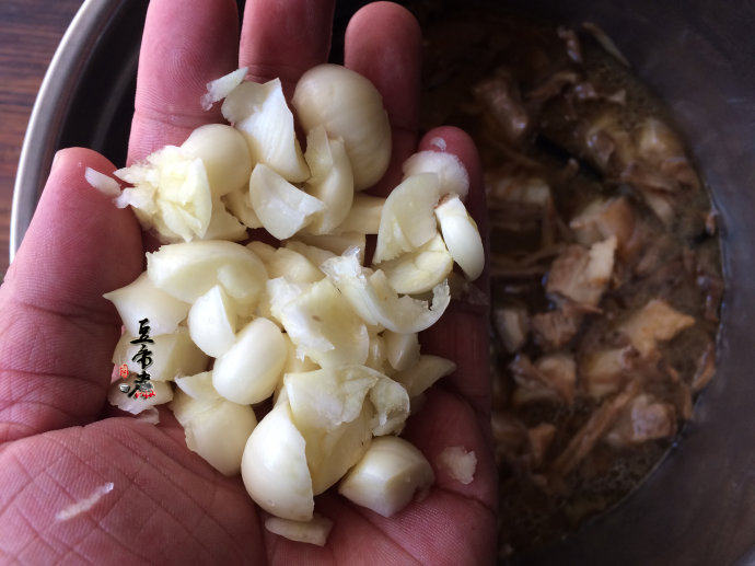 农家笋干烧肉步骤6