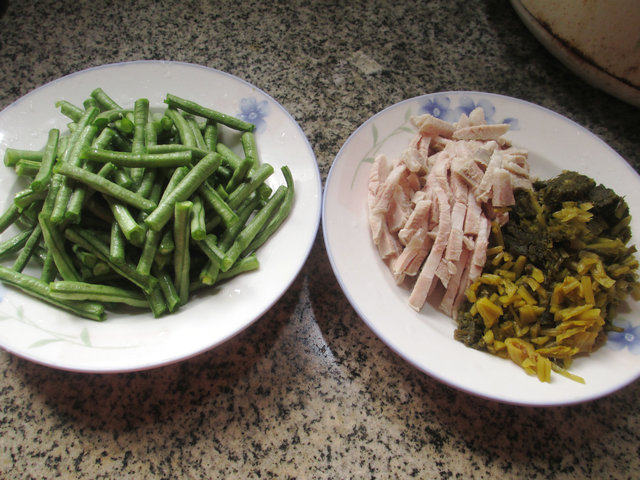 雪菜肉丝炒带豆步骤1