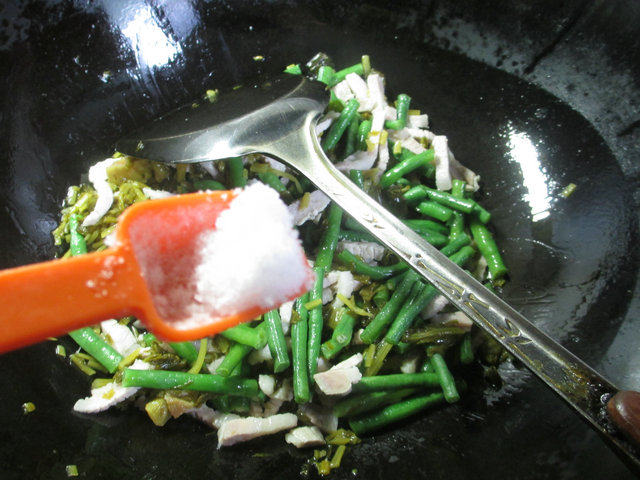 雪菜肉丝炒带豆步骤4