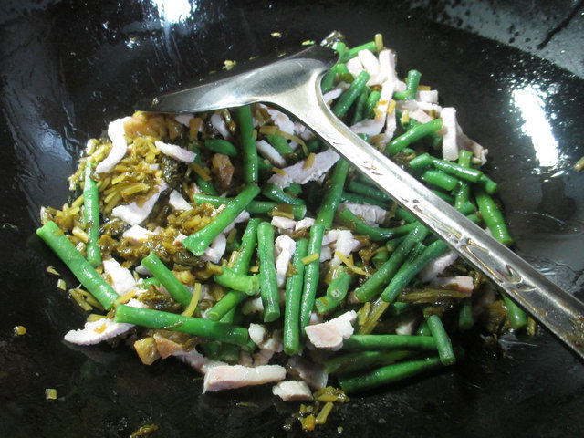 雪菜肉丝炒带豆步骤3