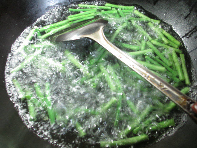 雪菜肉丝炒带豆步骤2