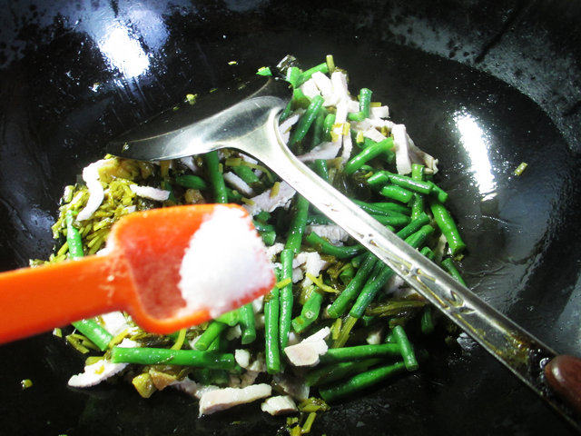 雪菜肉丝炒带豆步骤5
