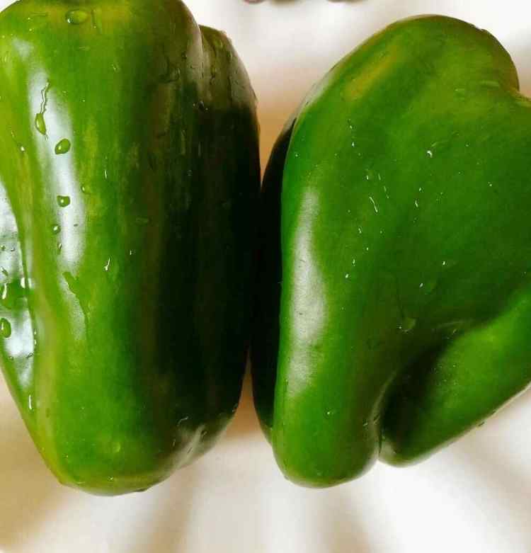 菜椒炒肉步骤1