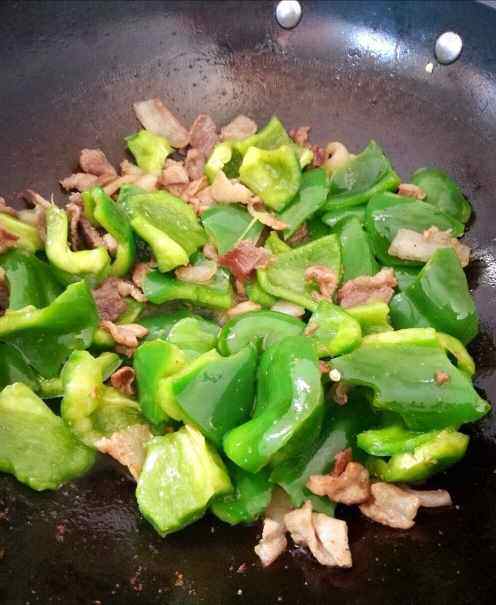 菜椒炒肉步骤6