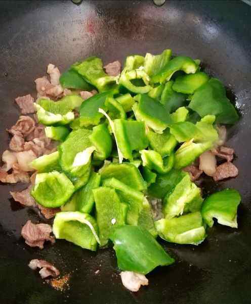 菜椒炒肉步骤5