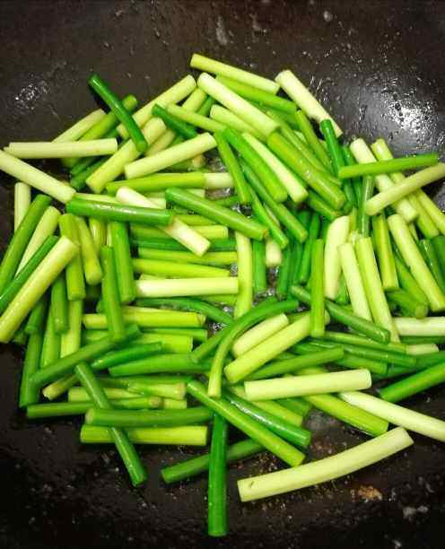 蒜苔炒火腿步骤3