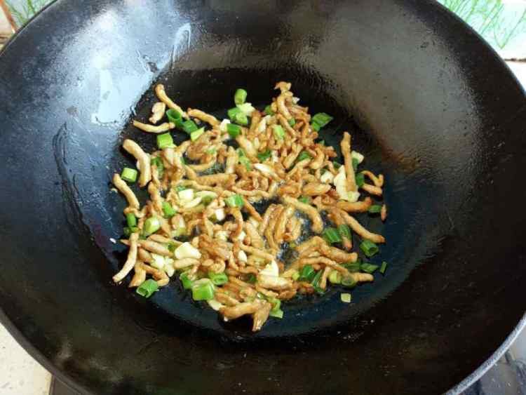 肉丝炒豇豆步骤4