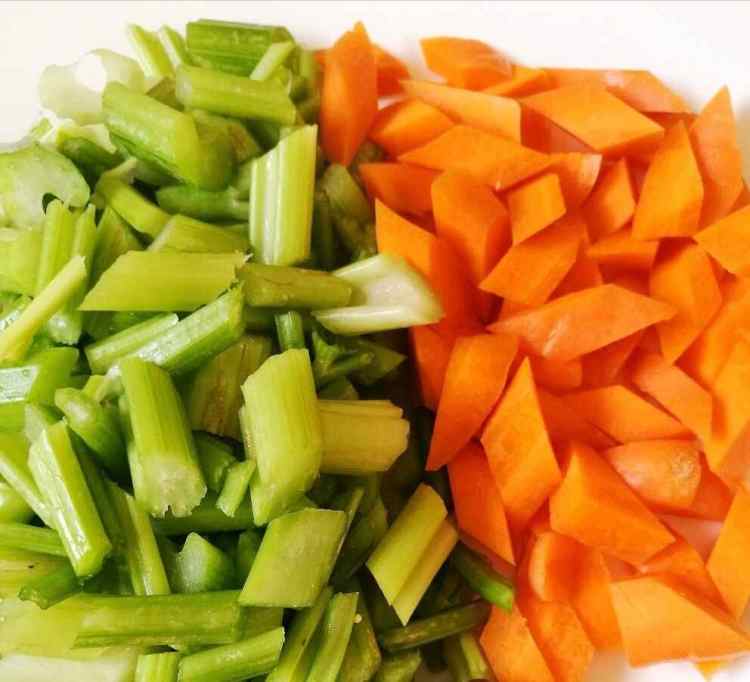 芹菜胡萝卜炝花生步骤2