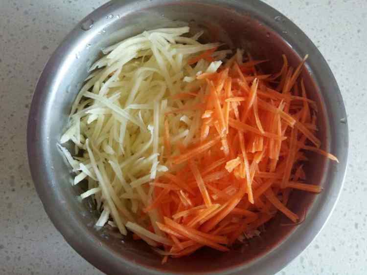豆芽炒土豆胡萝卜丝步骤2