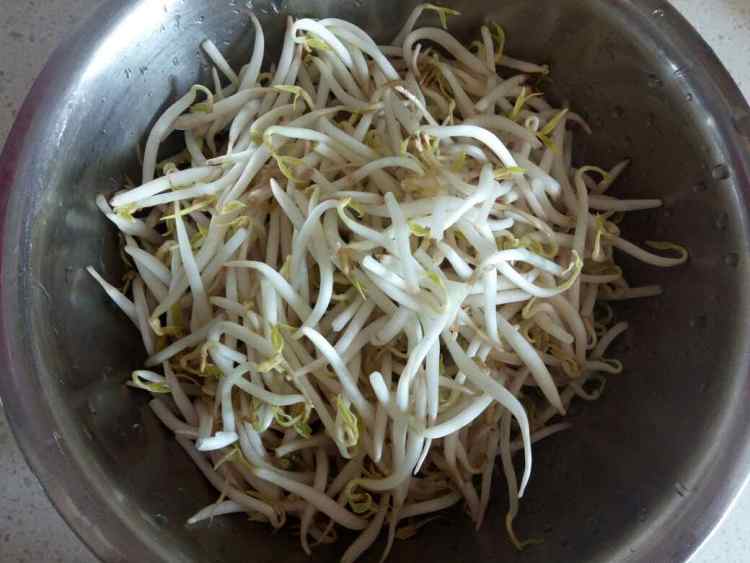 豆芽炒土豆胡萝卜丝步骤1