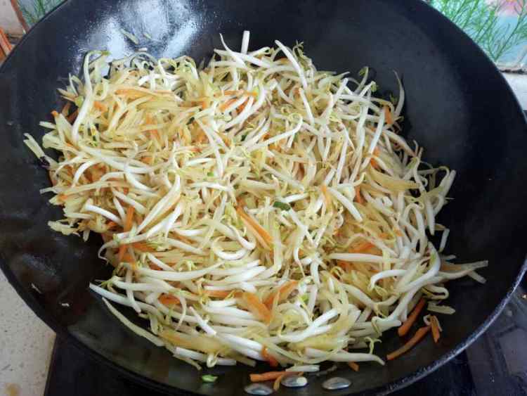 豆芽炒土豆胡萝卜丝步骤5