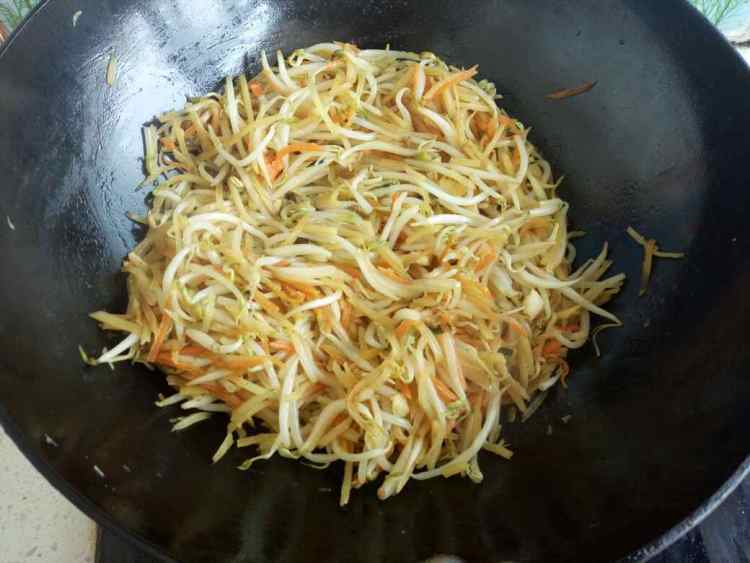 豆芽炒土豆胡萝卜丝步骤7