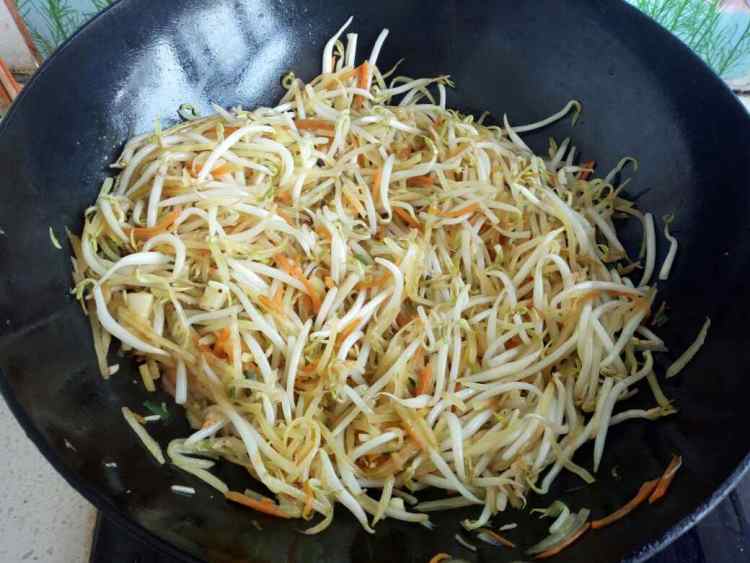 豆芽炒土豆胡萝卜丝步骤6