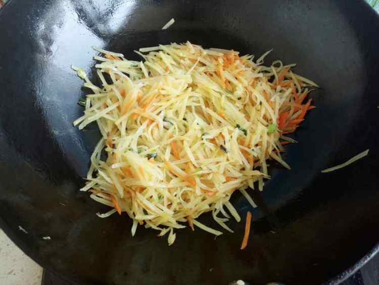 豆芽炒土豆胡萝卜丝步骤4