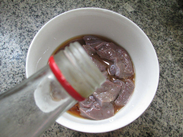 黑木耳圆白菜炒猪肝步骤2