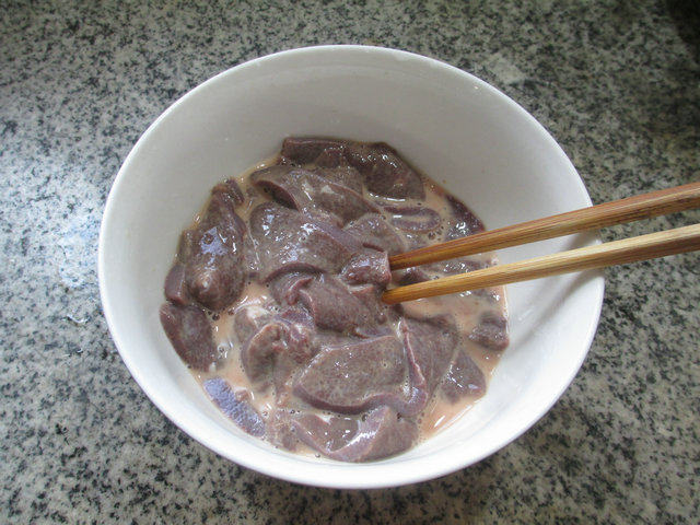 黑木耳圆白菜炒猪肝步骤4