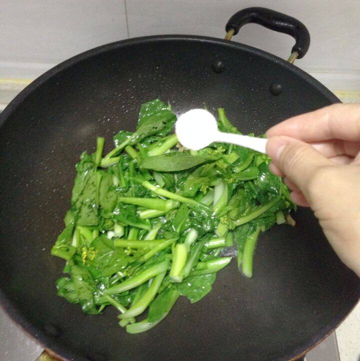 油渣炒菜心步骤4