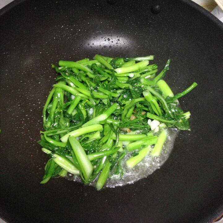 油渣炒菜心步骤5