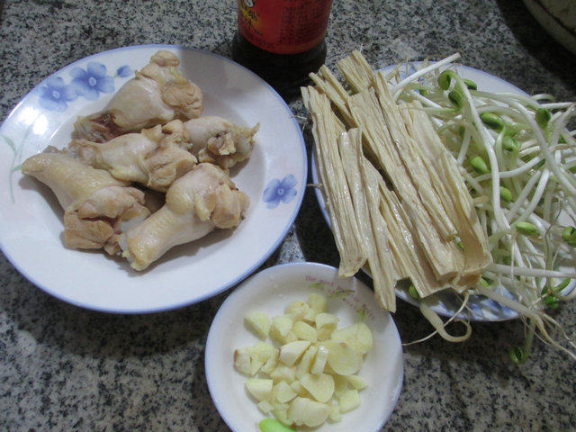 腐竹黄豆芽煮鸡翅根步骤1