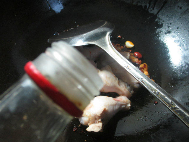 腐竹黄豆芽煮鸡翅根步骤3