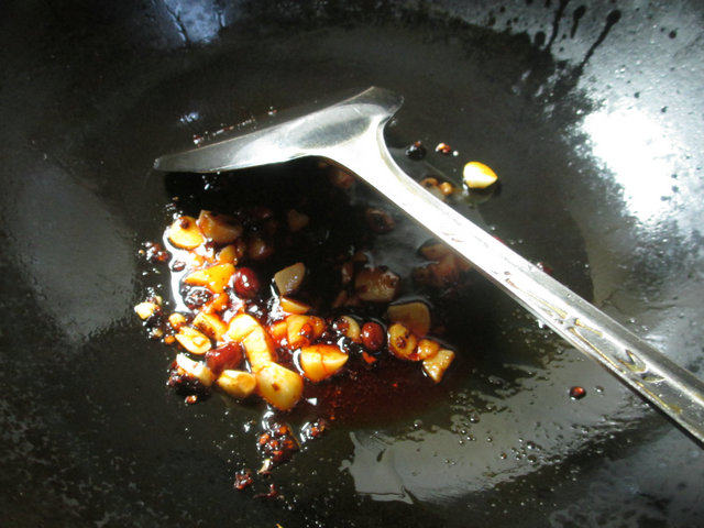 腐竹黄豆芽煮鸡翅根步骤2