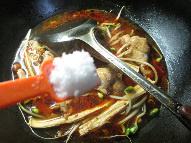 腐竹黄豆芽煮鸡翅根步骤8