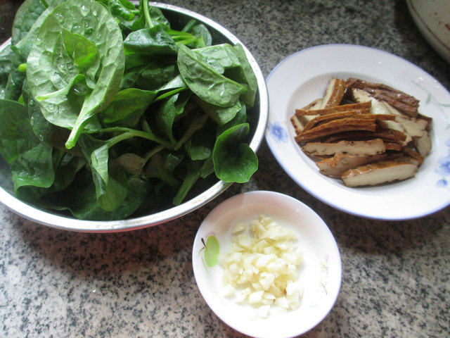 香干炒木耳菜步骤1