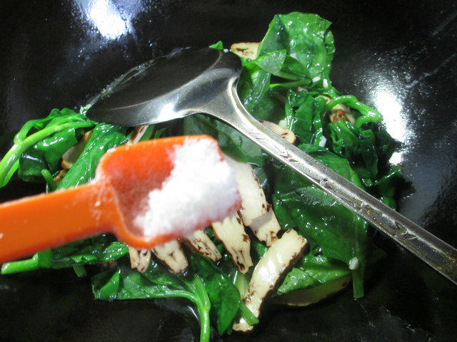 香干炒木耳菜步骤6