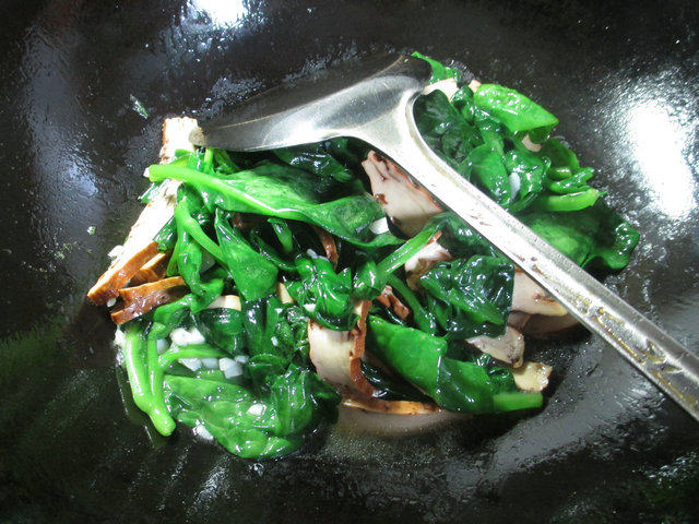 香干炒木耳菜步骤7