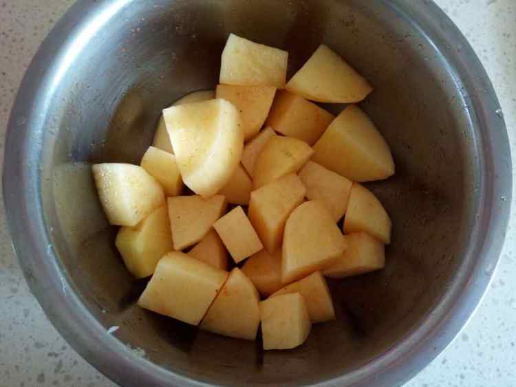 家常茄子炖土豆步骤2