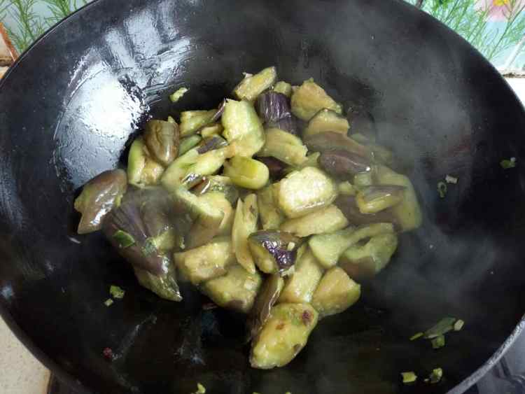 家常茄子炖土豆步骤3