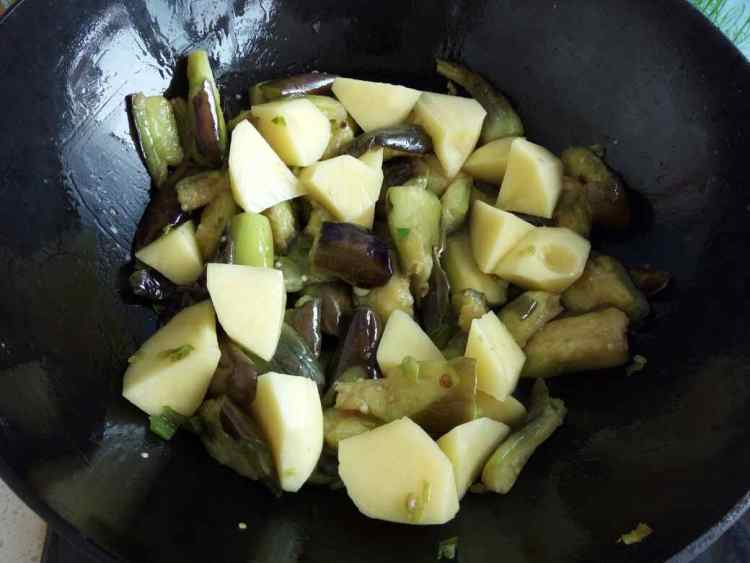 家常茄子炖土豆步骤5