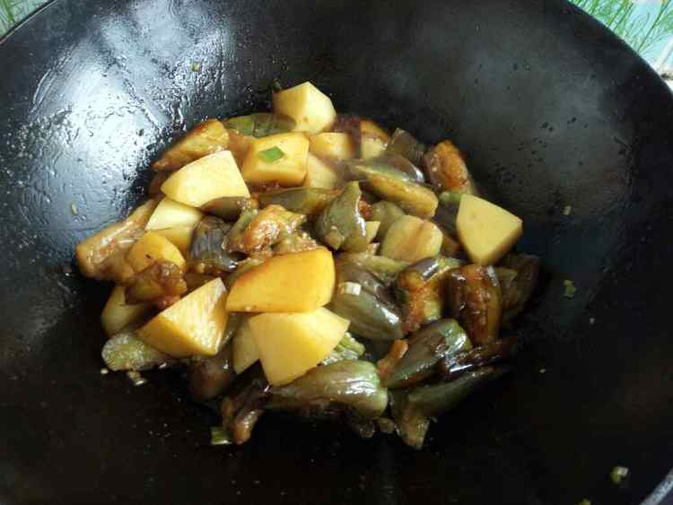 家常茄子炖土豆步骤6