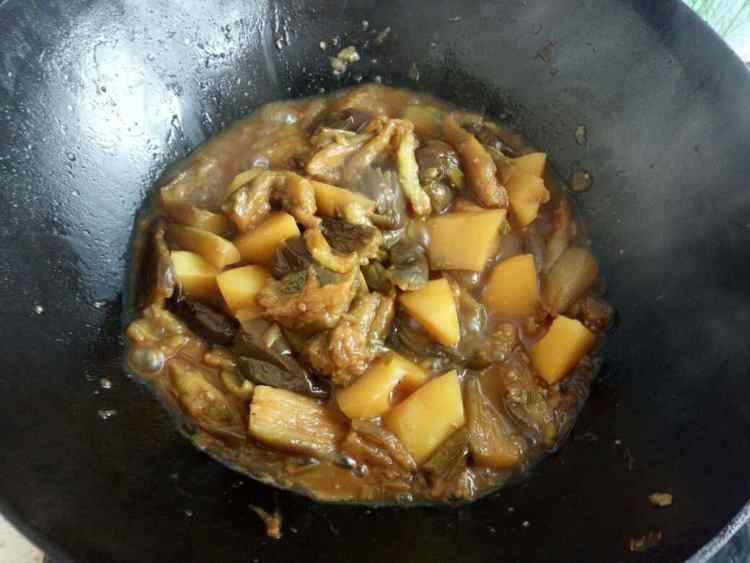 家常茄子炖土豆步骤8
