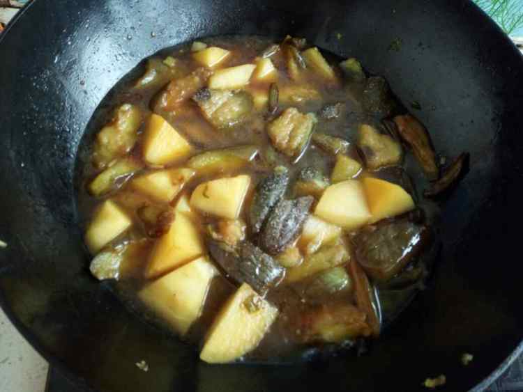 家常茄子炖土豆步骤7