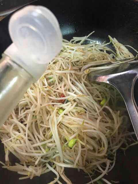 爆炒绿豆芽步骤4