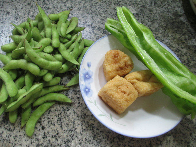 尖椒油豆腐炒毛豆步骤1