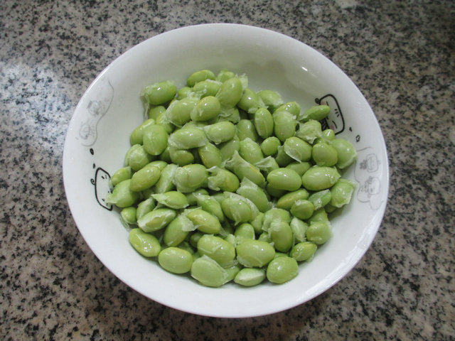 尖椒油豆腐炒毛豆步骤2