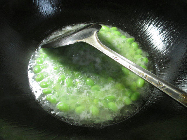 尖椒油豆腐炒毛豆步骤5