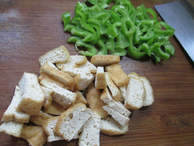 尖椒油豆腐炒毛豆步骤3