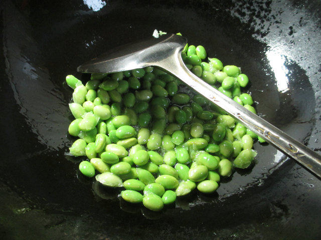 尖椒油豆腐炒毛豆步骤4